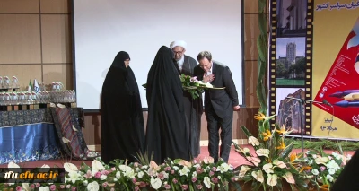 اهدای دسته گل به آقای دکتر مهرمحمدی سرپرست دانشگاه فرهنگیان در اختتامیه ی بیست و چهارمین جشنواره فرهنگی دانشگاه فرهنگیان