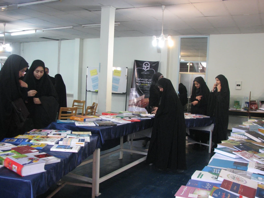 به مناسبت هفته کتاب  نمایشگاه کتاب در پردیس فاطمه الزهراا(س) برگزار شد 2