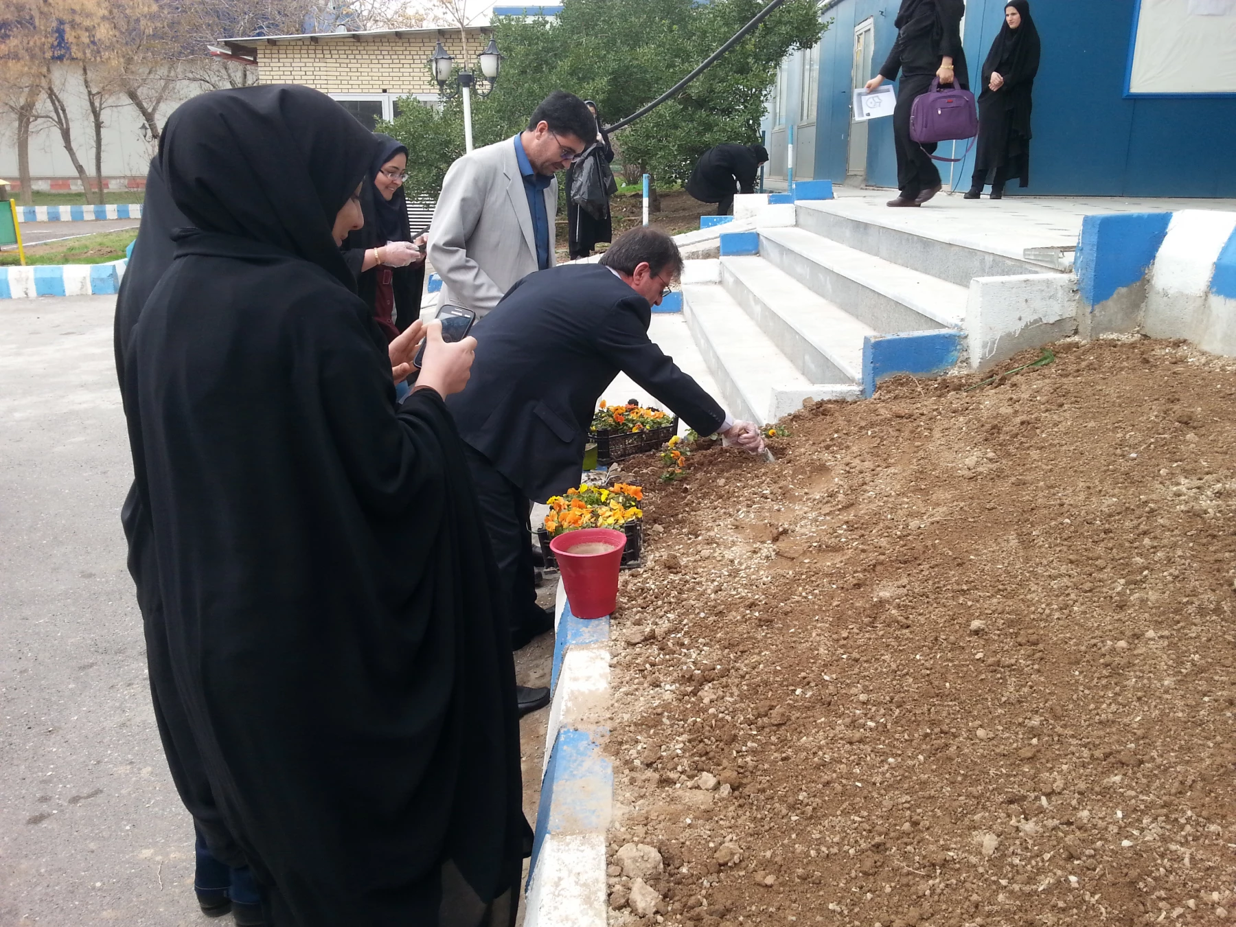 کاشت نهال در فضای سبز پردیس فاطمه الزهرا(س) به مناسبت روز درختکاری  2