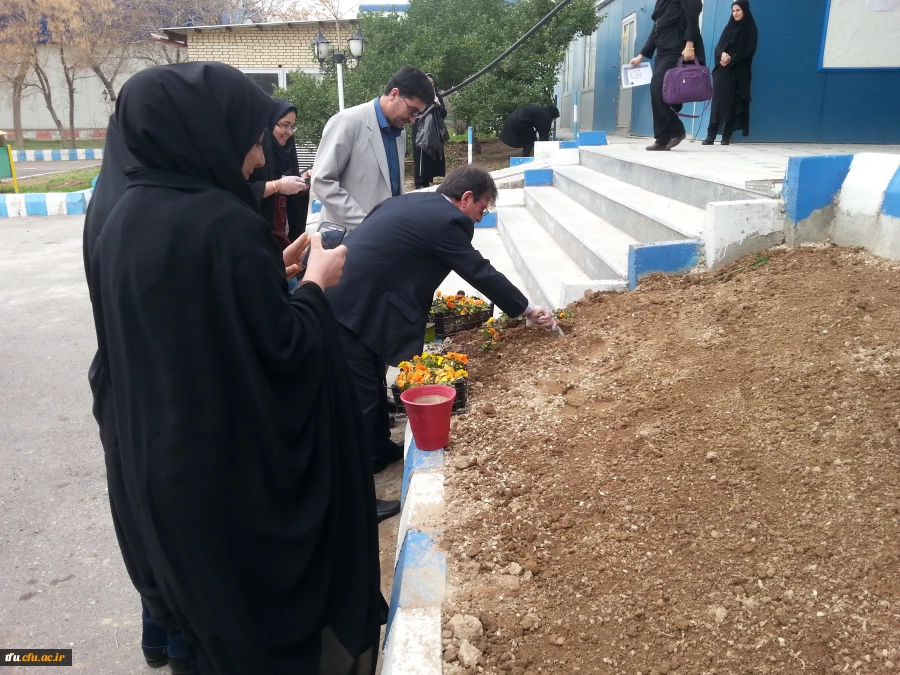 کاشت نهال در فضای سبز پردیس فاطمه الزهرا(س) به مناسبت روز درختکاری  2