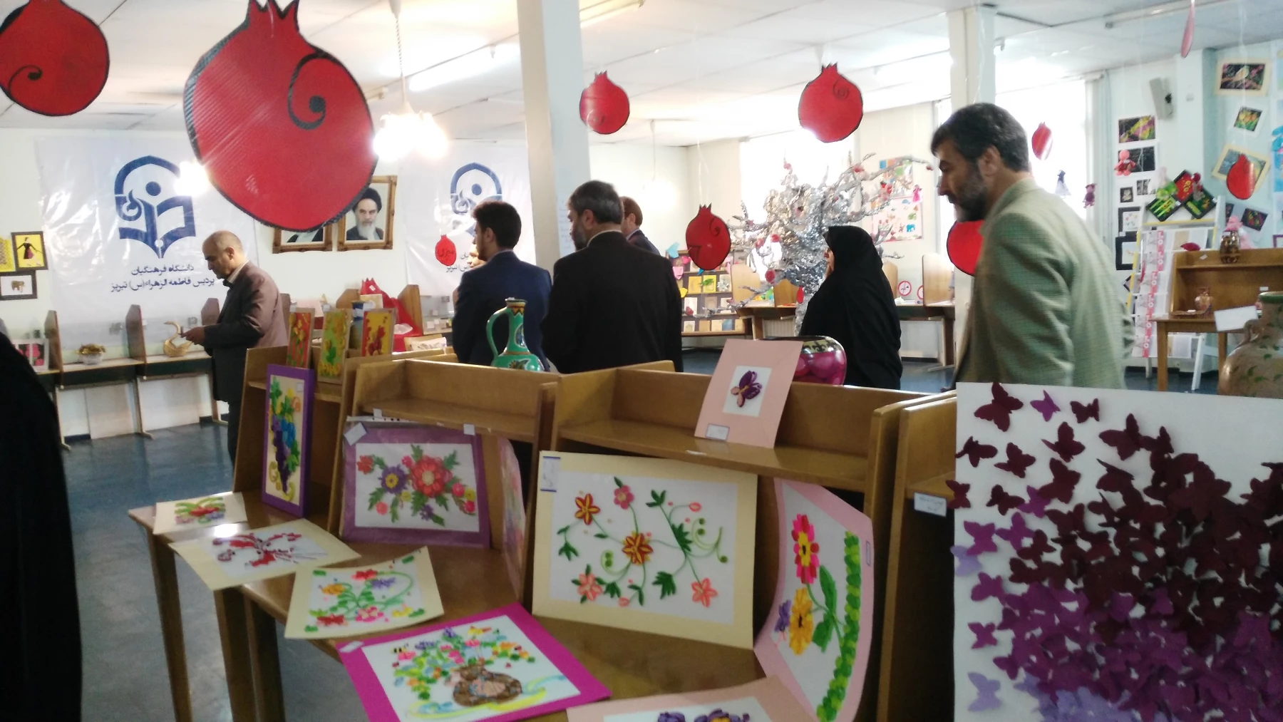 برپایی نمایشگاهی از دست سازه های علمی و هنری دانشجو معلمان پردیس فاطمه الزهرا(س) 2