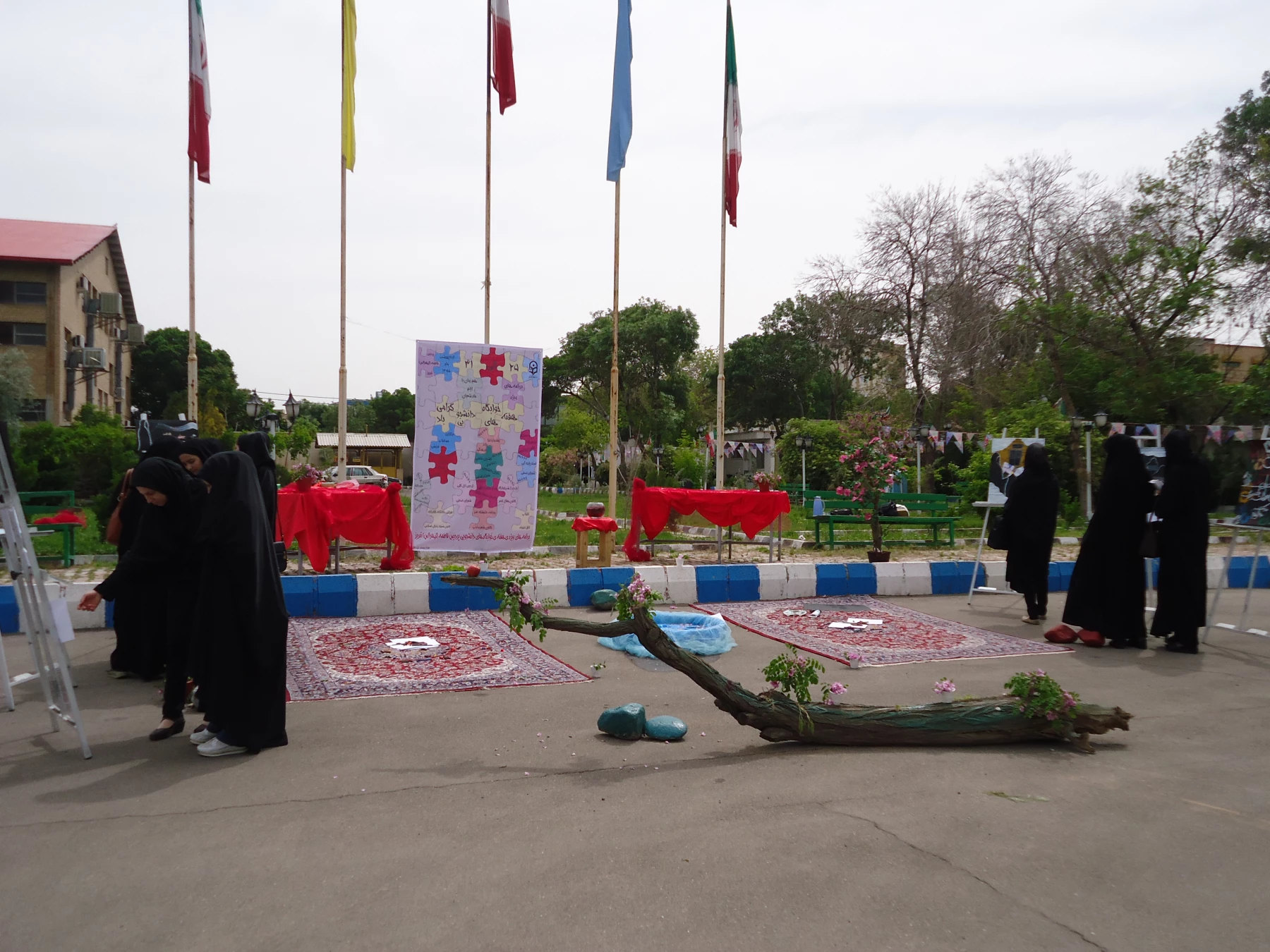 به مناسبت دومین روز هفته ی خوابگاه ها 
کارگاه نقاشی با موضوع نقاشی های طنز از دوران دانشجویی برگزار شد. 3