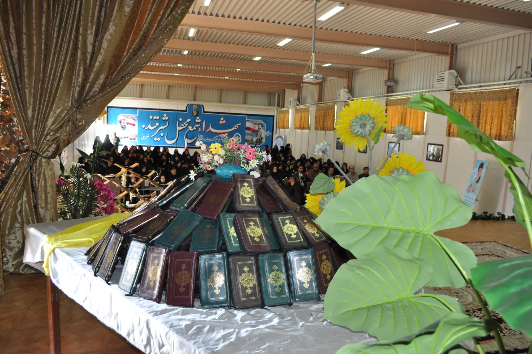 جشن فارغ التحصیلی دانشجویان ورودی سال 91 پردیس فاطمه الزهرا(س) برگزار شد. 2