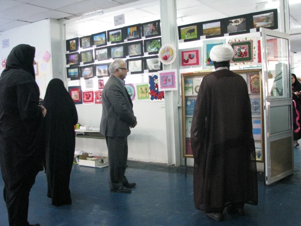 برگزاری نمایشگاهی از آثار و دست سازه های دانشجویان به مناسبت هفته پژوهش