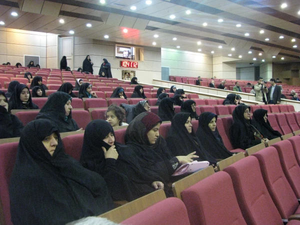 حضور جمعی از کارکنان پردیس فاطمه الزهرا(س) در همایش تجدید میثاق با آرمان های امام راحل