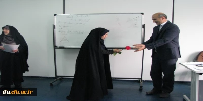 مراسم اهداء گل و شیرینی سرپرست پردیس فاطمه الزهرا(س) به دانشجومعلمان در اولین روز هفته آموزش