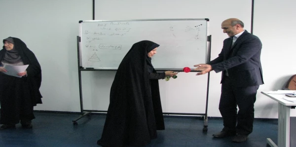 مراسم اهداء گل و شیرینی سرپرست پردیس فاطمه الزهرا(س) به دانشجومعلمان در اولین روز هفته آموزش 2