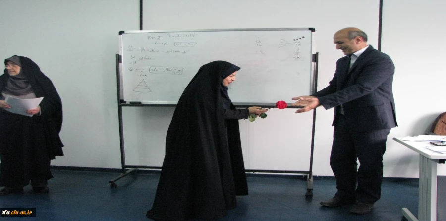 مراسم اهداء گل و شیرینی سرپرست پردیس فاطمه الزهرا(س) به دانشجومعلمان در اولین روز هفته آموزش 2