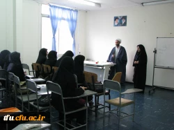 مراسم اهداء گل و شیرینی سرپرست پردیس فاطمه الزهرا(س) به دانشجومعلمان در اولین روز هفته آموزش