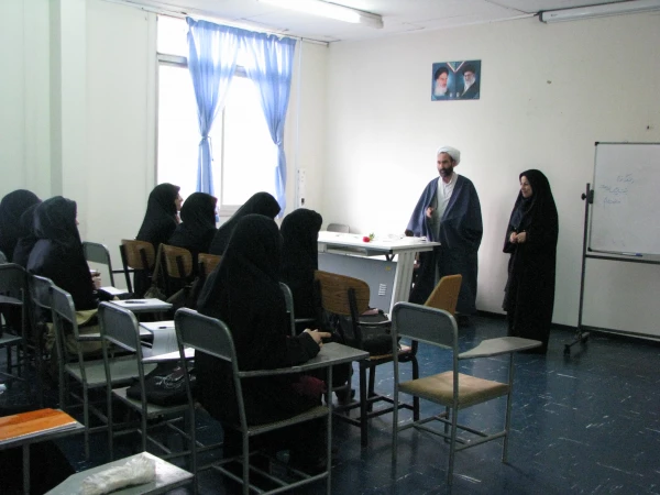 مراسم اهداء گل و شیرینی سرپرست پردیس فاطمه الزهرا(س) به دانشجومعلمان در اولین روز هفته آموزش