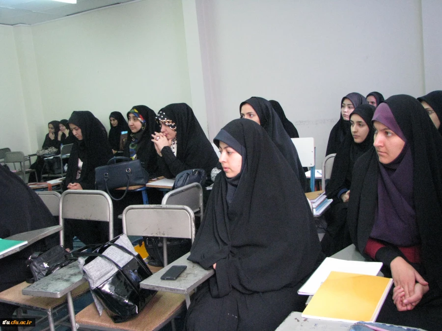 مراسم اهداء گل و شیرینی سرپرست پردیس فاطمه الزهرا(س) به دانشجومعلمان در اولین روز هفته آموزش