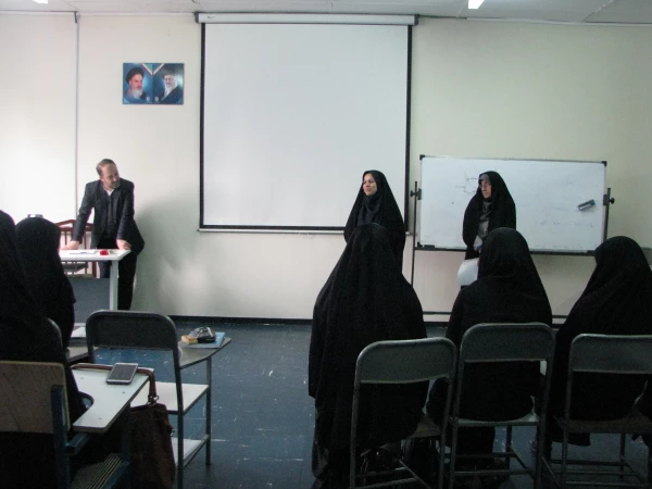 مراسم اهداء گل و شیرینی سرپرست پردیس فاطمه الزهرا(س) به دانشجومعلمان در اولین روز هفته آموزش