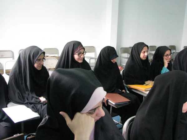 مراسم اهداء گل و شیرینی سرپرست پردیس فاطمه الزهرا(س) به دانشجومعلمان در اولین روز هفته آموزش