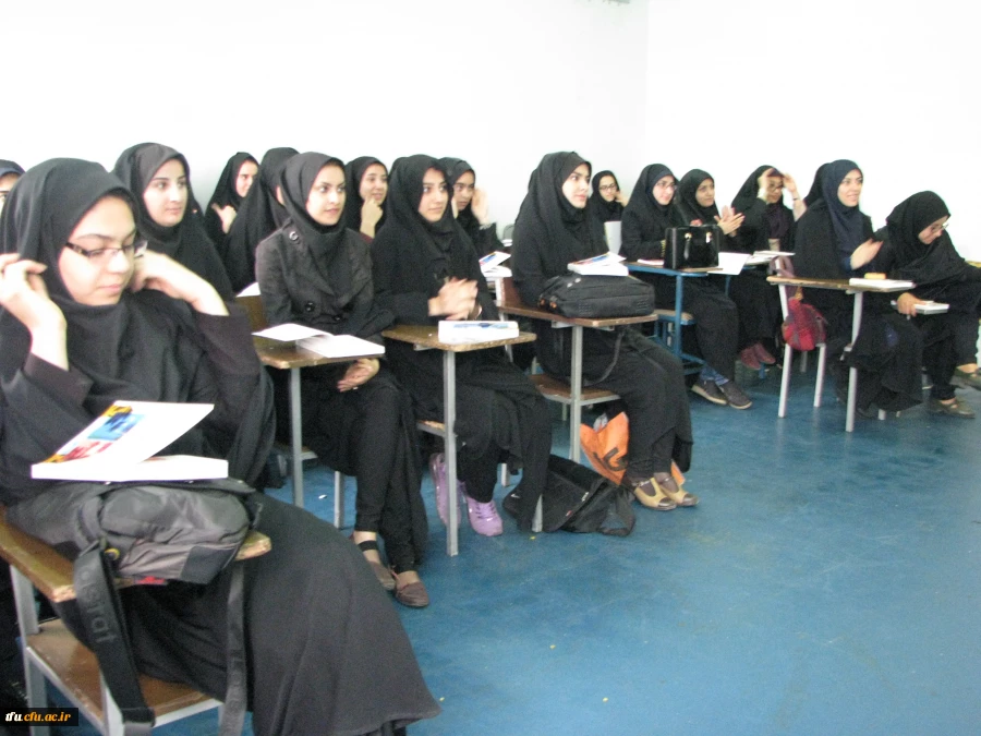 مراسم اهداء گل و شیرینی سرپرست پردیس فاطمه الزهرا(س) به دانشجومعلمان در اولین روز هفته آموزش