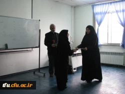 مراسم اهداء گل و شیرینی سرپرست پردیس فاطمه الزهرا(س) به دانشجومعلمان در اولین روز هفته آموزش