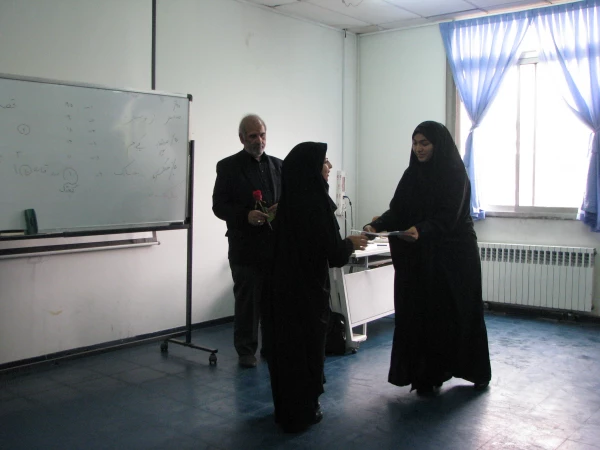 مراسم اهداء گل و شیرینی سرپرست پردیس فاطمه الزهرا(س) به دانشجومعلمان در اولین روز هفته آموزش