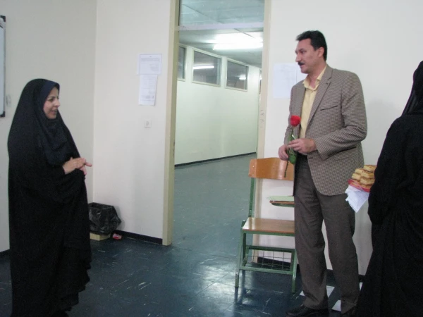 مراسم اهداء گل و شیرینی سرپرست پردیس فاطمه الزهرا(س) به دانشجومعلمان در اولین روز هفته آموزش