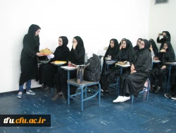 مراسم اهداء گل و شیرینی سرپرست پردیس فاطمه الزهرا(س) به دانشجومعلمان در اولین روز هفته آموزش