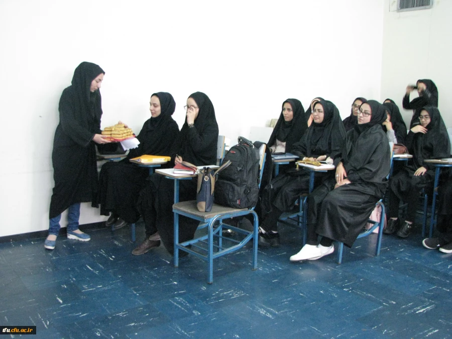 مراسم اهداء گل و شیرینی سرپرست پردیس فاطمه الزهرا(س) به دانشجومعلمان در اولین روز هفته آموزش