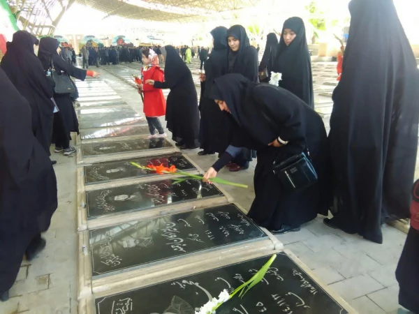 شرکت دانشجو معلمان پردیس فاطمه الزهرا(س) در آیین عطرافشانی و گلباران مزار 186 شهید معلم استان