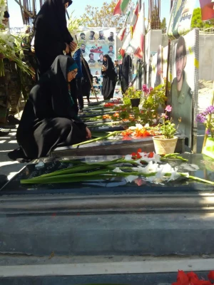 شرکت دانشجو معلمان پردیس فاطمه الزهرا(س) در آیین عطرافشانی و گلباران مزار 186 شهید معلم استان