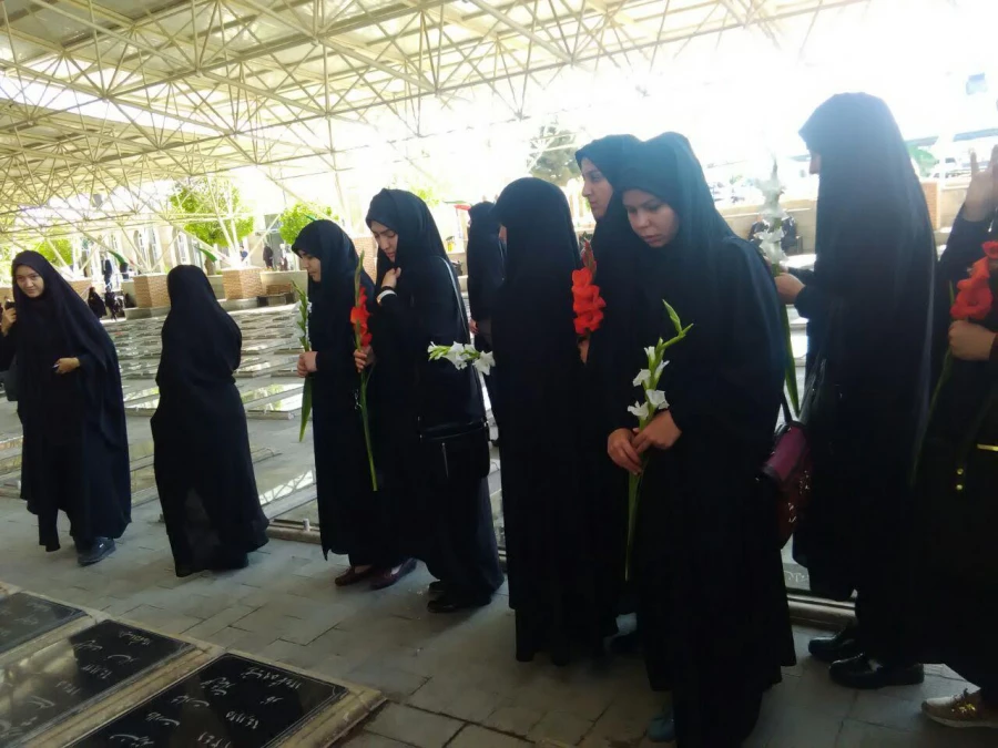 شرکت دانشجو معلمان پردیس فاطمه الزهرا(س) در آیین عطرافشانی و گلباران مزار 186 شهید معلم استان