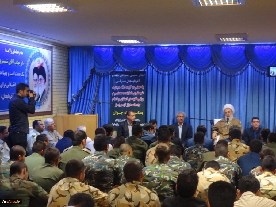 دیدار صمیمی جوانان و دانشجو معلمان پردیس فاطمه الزهرا(س) با آیت ا...شبستری