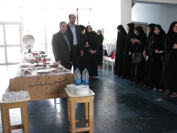 جشنواره شمعدانی و پخت وپز به مناسبت هفته خوابگاهها در پردیس فاطمه الزهرا(س) برگزار شد.