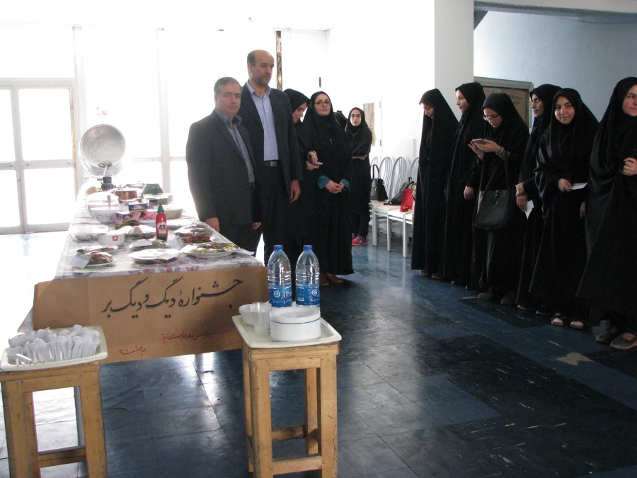 جشنواره شمعدانی و پخت وپز به مناسبت هفته خوابگاهها در پردیس فاطمه الزهرا(س) برگزار شد.