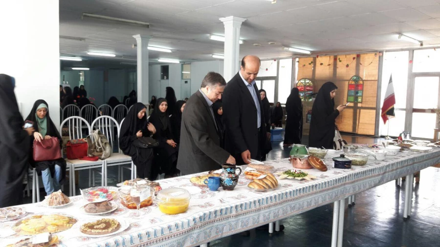 جشنواره شمعدانی و پخت وپز به مناسبت هفته خوابگاهها در پردیس فاطمه الزهرا(س) برگزار شد.