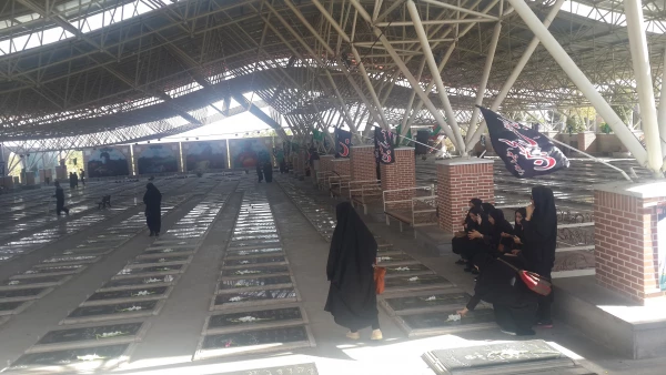 غبارروبی و عطرافشانی مزار شهدا در دومین روز از هفته دفاع مقدس توسط دانشجو معلمان پردیس فاطمه الزهرا(س) تبریز