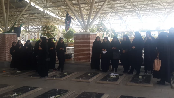 غبارروبی و عطرافشانی مزار شهدا در دومین روز از هفته دفاع مقدس توسط دانشجو معلمان پردیس فاطمه الزهرا(س) تبریز