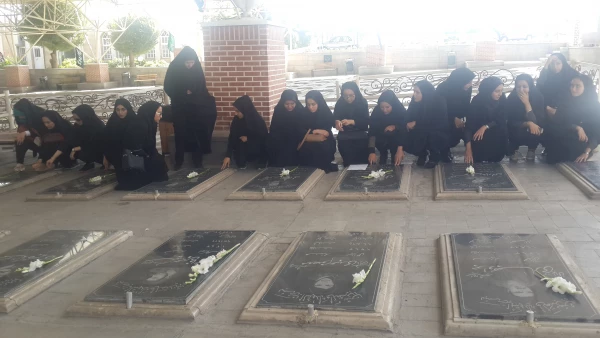 غبارروبی و عطرافشانی مزار شهدا در دومین روز از هفته دفاع مقدس توسط دانشجو معلمان پردیس فاطمه الزهرا(س) تبریز