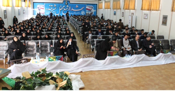 به همت کانون مهدویت همایش منتظران در محراب در پردیس فاطمه الزهرا(س) برگزار شد. 2