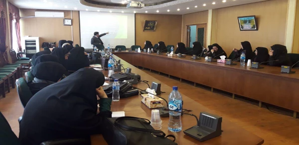 به همت کانون زبان انگلیسی کارگاه ترجمه زبان در پردیس فاطمه الزهرا(س) برگزار شد. 2