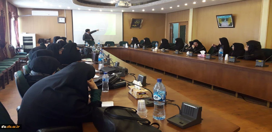 به همت کانون زبان انگلیسی کارگاه ترجمه زبان در پردیس فاطمه الزهرا(س) برگزار شد. 2