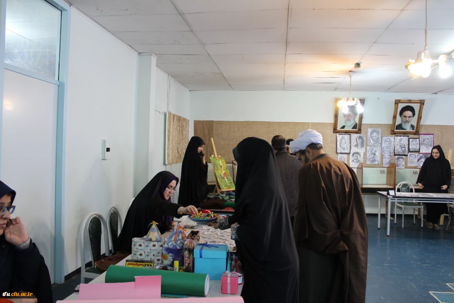 به مناسبت هفته پژوهش نمایشگاه آثار هنری و صنایع دستی دانشجومعلمان در پردیس فاطمه الزهرا(س) تبریز افتتاح شد.