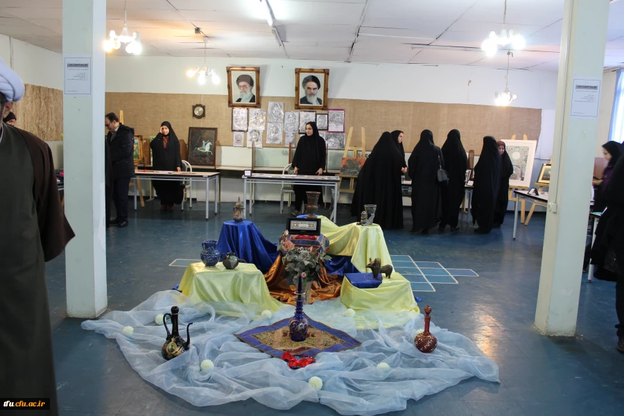 به مناسبت هفته پژوهش نمایشگاه آثار هنری و صنایع دستی دانشجومعلمان در پردیس فاطمه الزهرا(س) تبریز افتتاح شد.