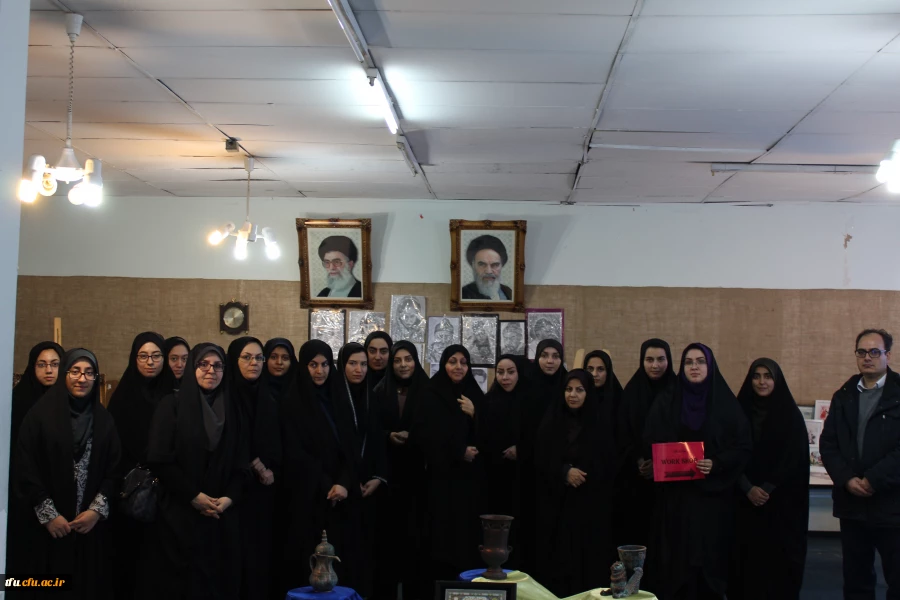 به مناسبت هفته پژوهش نمایشگاه آثار هنری و صنایع دستی دانشجومعلمان در پردیس فاطمه الزهرا(س) تبریز افتتاح شد.