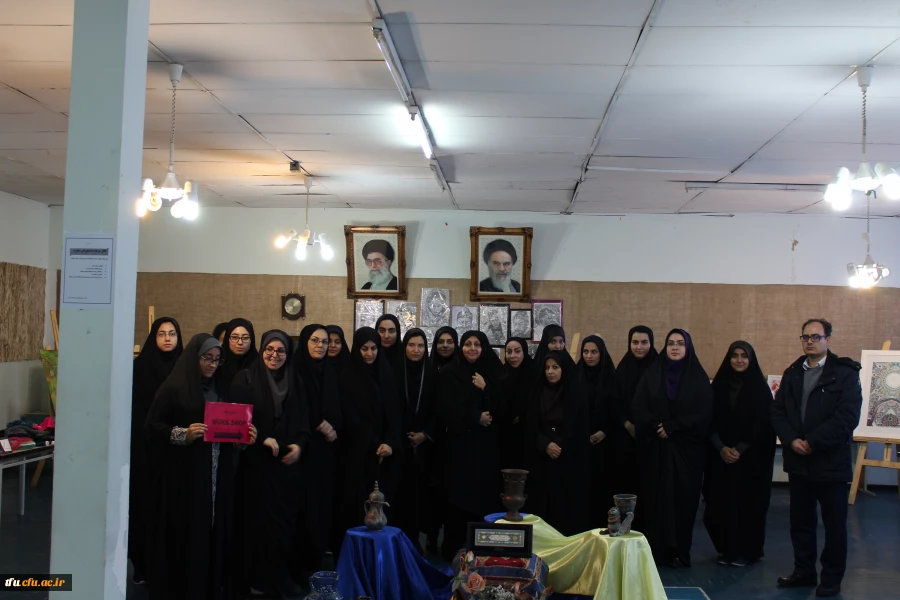 به مناسبت هفته پژوهش نمایشگاه آثار هنری و صنایع دستی دانشجومعلمان در پردیس فاطمه الزهرا(س) تبریز افتتاح شد.