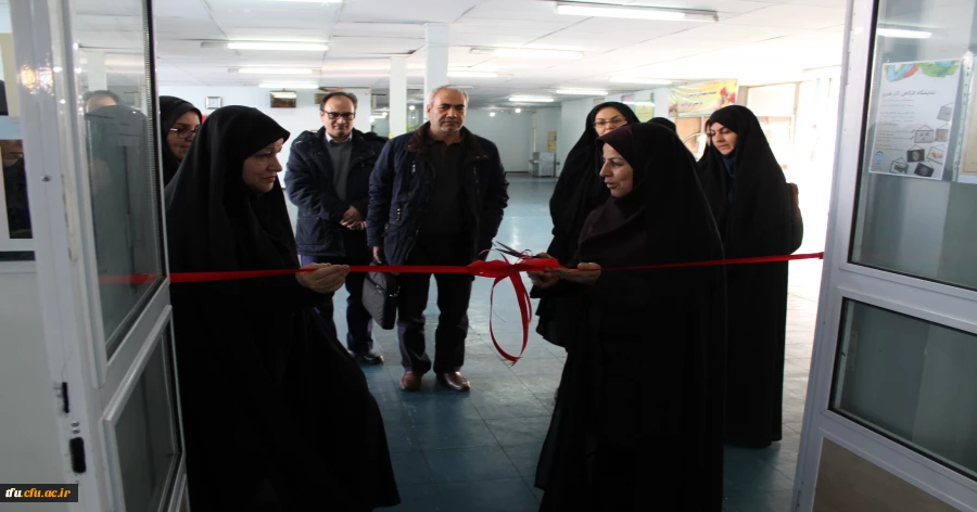 به مناسبت هفته پژوهش نمایشگاه آثار هنری و صنایع دستی دانشجومعلمان در پردیس فاطمه الزهرا(س) تبریز افتتاح شد. 2