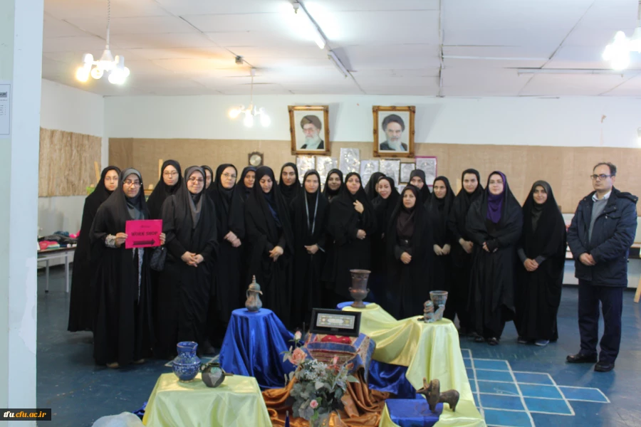 به مناسبت هفته پژوهش نمایشگاه آثار هنری و صنایع دستی دانشجومعلمان در پردیس فاطمه الزهرا(س) تبریز افتتاح شد.