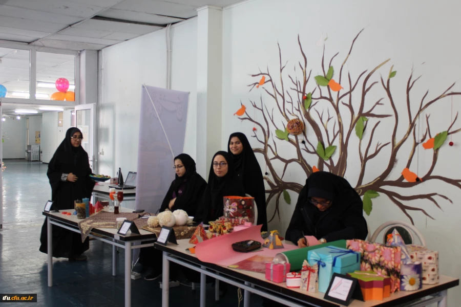 به مناسبت هفته پژوهش نمایشگاه آثار هنری و صنایع دستی دانشجومعلمان در پردیس فاطمه الزهرا(س) تبریز افتتاح شد.