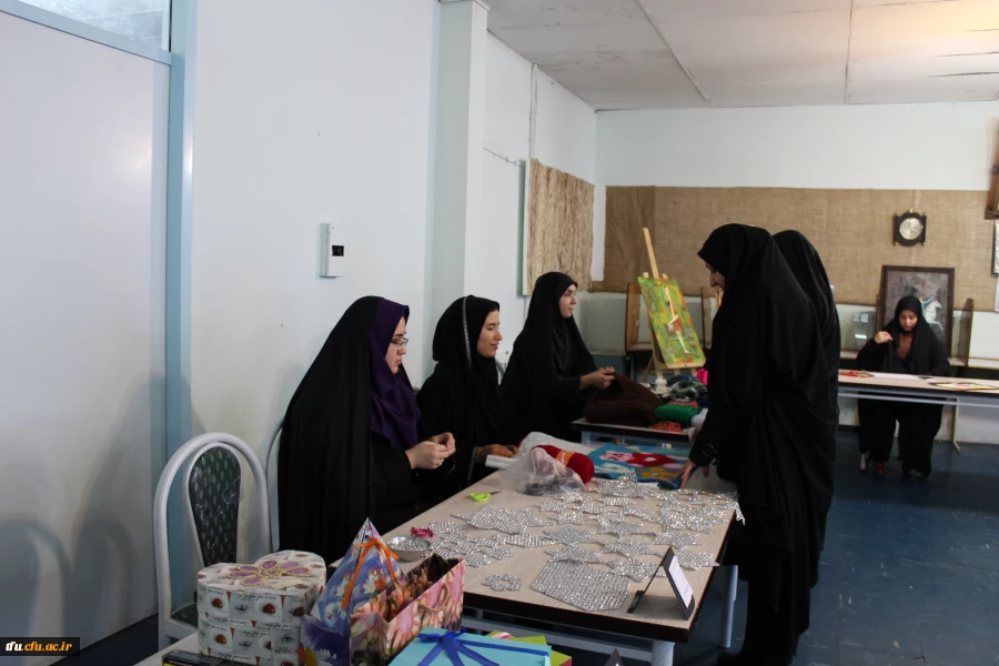 به مناسبت هفته پژوهش نمایشگاه آثار هنری و صنایع دستی دانشجومعلمان در پردیس فاطمه الزهرا(س) تبریز افتتاح شد.