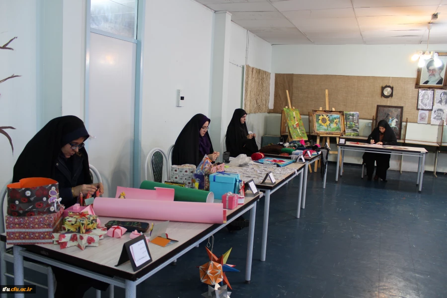 به مناسبت هفته پژوهش نمایشگاه آثار هنری و صنایع دستی دانشجومعلمان در پردیس فاطمه الزهرا(س) تبریز افتتاح شد.