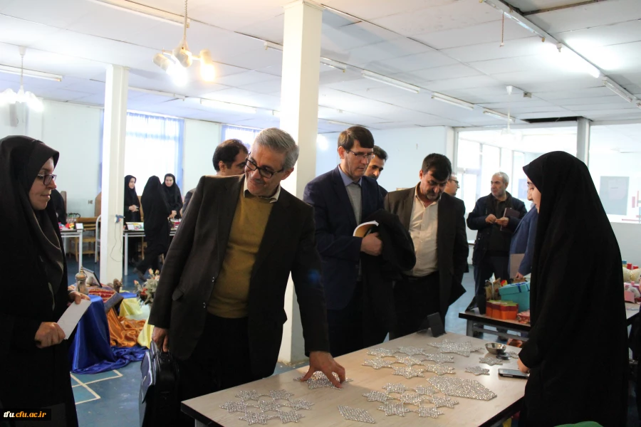 به مناسبت هفته پژوهش نمایشگاه آثار هنری و صنایع دستی دانشجومعلمان در پردیس فاطمه الزهرا(س) تبریز افتتاح شد.