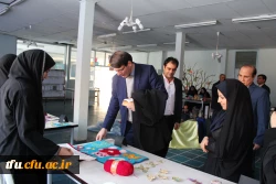 به مناسبت هفته پژوهش نمایشگاه آثار هنری و صنایع دستی دانشجومعلمان در پردیس فاطمه الزهرا(س) تبریز افتتاح شد.