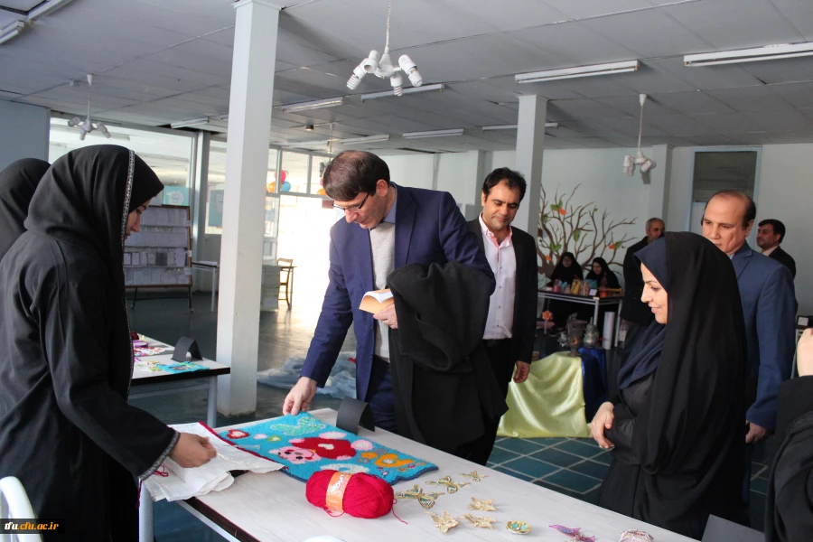 به مناسبت هفته پژوهش نمایشگاه آثار هنری و صنایع دستی دانشجومعلمان در پردیس فاطمه الزهرا(س) تبریز افتتاح شد.