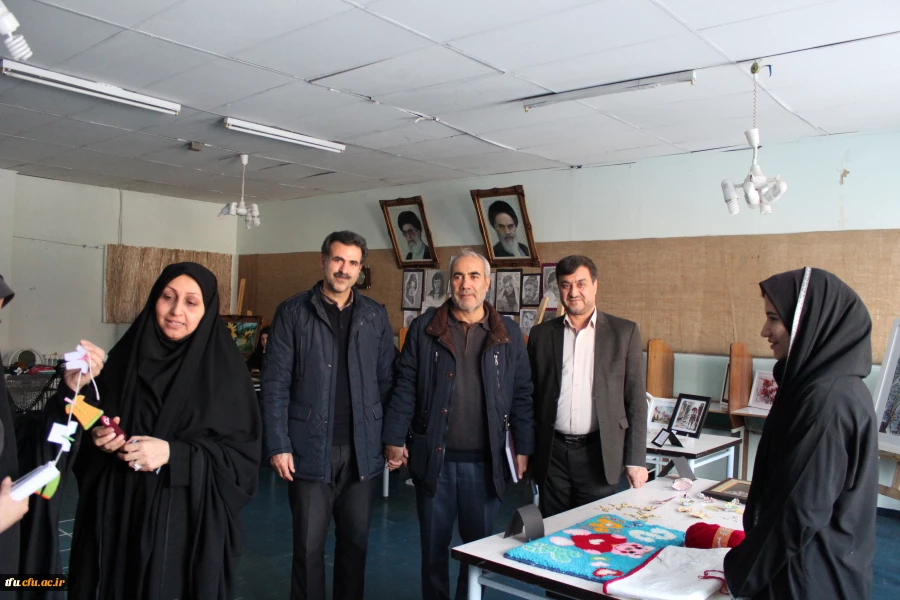 به مناسبت هفته پژوهش نمایشگاه آثار هنری و صنایع دستی دانشجومعلمان در پردیس فاطمه الزهرا(س) تبریز افتتاح شد.