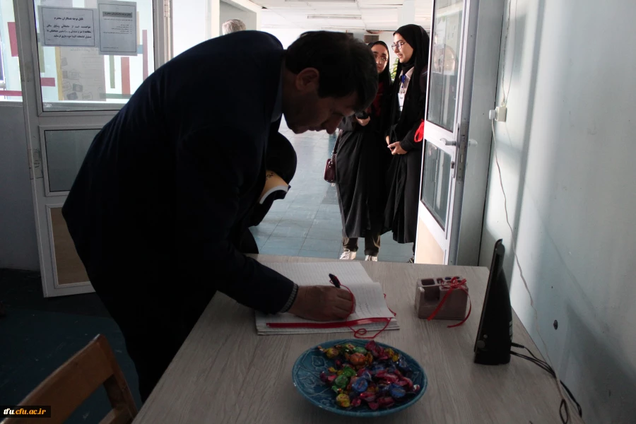 به مناسبت هفته پژوهش نمایشگاه آثار هنری و صنایع دستی دانشجومعلمان در پردیس فاطمه الزهرا(س) تبریز افتتاح شد.